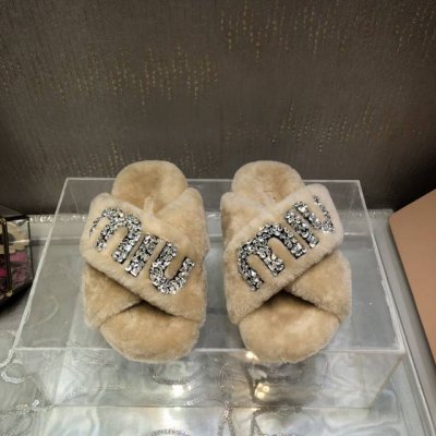 出 Miu Mi*2024新品钻扣交叉毛拖鞋～百搭时髦单品！集低调奢华的一字潮拖～加袜子随意搭配怎么穿都好看 鞋面 内里 垫脚 进口纯羊毛 大底：成型防滑底 S