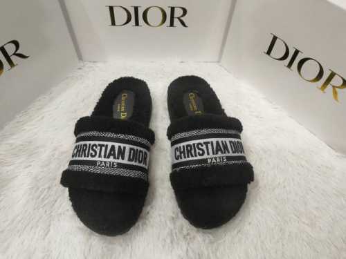 橙子出厂价 Dior 迪奥 秋冬新款刺绣字母毛毛拖鞋 刺绣提花电绣毛毛拖鞋 ～搭配袜子更是绝绝子 简约大方 一点也不挑人的毛拖，深受穿搭博主的喜爱 定制高密度刺