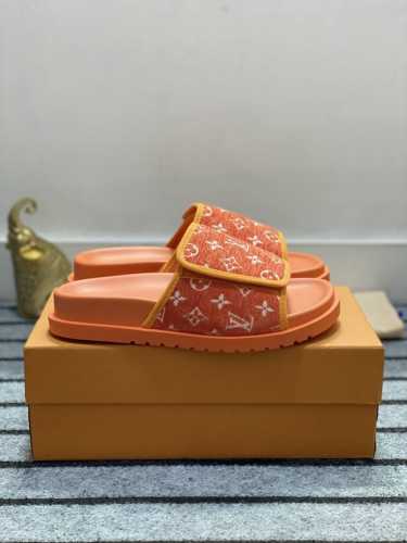 Loui* Vuitto* 顶级原单 实价 Size：38-44 45定制 Th 路易威登~奢品拖鞋，路易威登新款拖鞋火爆上市，凹凸花型看上去很软糯超级百搭。鞋