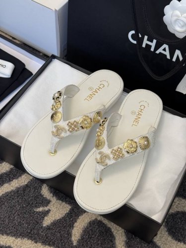 顶级品质P350 chanel 25P 宝石人字拖 仿佛一件精致华丽的小物件呀，怎么舍得穿？ 每一个饰品扣下来都可以单独做装饰呀；而且这些精致宝石的工艺几乎涵盖