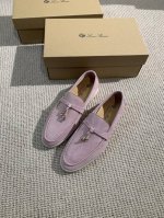羊京高版本， 年升级流苏单鞋版。 意大利手工品牌 Loro Piana 诺悠翩雅主要专注 手工鞋 材料都是采用进口羊京超级舒适的乐福鞋 当下早就火爆全球 面料进