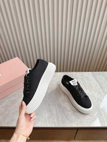 出厂 顶级版本 Miu Miu 25Ss 春夏新款走秀Miumiu 饼干的休闲鞋秀场工艺来自Miu Miu系列的细节特写 新季的潮流此刻挚爱的概念，多元对撞，传