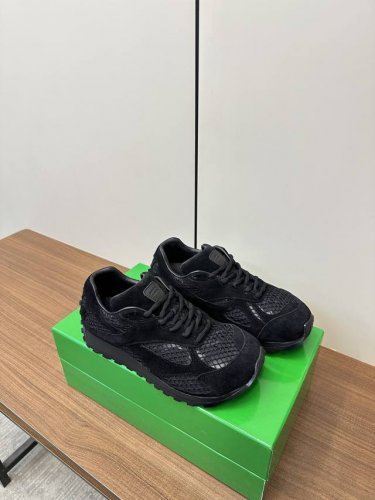 顶级版本 Orbit运动鞋 王一博 同款 情侣款老爹鞋 Runner运动鞋，采用轻质科技网布面料。搭配几何图案设计橡胶外底。认准套包工艺 实际增高很多哦，还是一