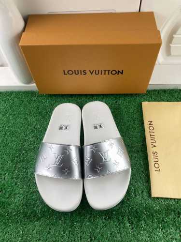 现货 工厂价 LOUIS VUITON 路易威登情侣拖鞋，原版1.1订做，专柜经典款。鞋身高温附带logo，大底专柜附带logo ，任何细节都不错过 这款拖鞋专