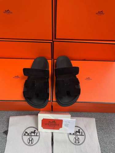 H家 Hermes 男女同款，最近火到不行的情侣款二舅鞋- 凉鞋,搭配各种彩色袜子，潮爆了 鞋面：进口混种羊皮.鹿皮 内里：进口混种羊皮 大底：Tpu防滑耐磨大