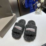 橙子出厂价 Balenciaga 巴黎世家秋冬潮品毛毛拖鞋 鞋面字母图案，电绣徽标刺绣工艺，高级感满满当当，上脚特别漂亮！欧美名媛明星网红girl大爱款，精致鞋