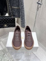 Therow 2025春夏 极简主义帆布鞋低帮休闲鞋 这款低帮运动鞋是打造极简主义休闲夏日衣橱的理想穿搭之选，采用帆布鞋面和同色系橡胶鞋底设计，优雅中不乏简约风