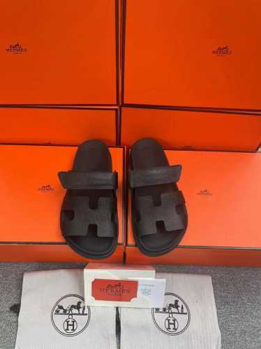 H家 HERMES 男女同款，最近火到不行的情侣款二舅鞋- 凉鞋,搭配各种彩色袜子，潮爆了 鞋面：进口混种羊皮.鹿皮 内里：进口混种羊皮 大底：Tpu防滑耐磨大