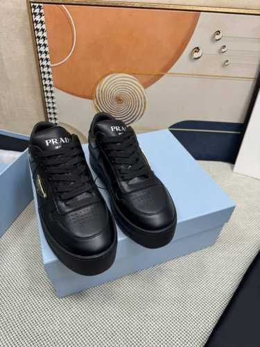 顶级版本 Prada New Arrival～ 普拉达 新款三角标女板鞋 升级版本 今年无论是楦型 鞋面工艺 面皮材料 都已全面升级 1鞋型修饰了许多，比较秀气