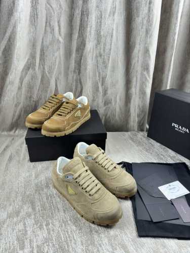 Prad 普拉达 224 新款 厚底 小白鞋 情侣款 休闲运动鞋 这款 普拉达运动鞋延续经久不衰的轮廓，是新款经典单品。采用白色牛皮革精心制作， 提升格调。款式