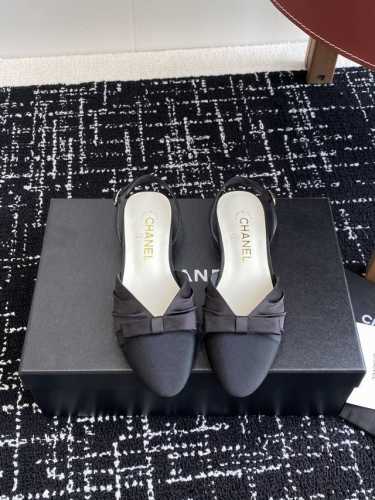 代购级 Chanel 小香 25ss早春新品 缎面蝴蝶结凉鞋系列法式风情 真是美到心尖尖上啦！ 优雅又浪漫的仙女应该就是这样吧极简的配色加上绸缎蝴蝶结深入人心