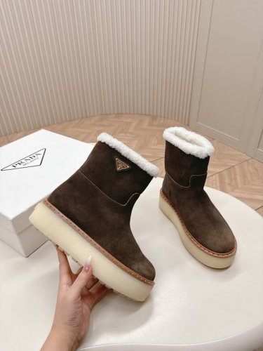 出 市面最高版本 Prada 普拉达24秋冬新款△三角标羊毛鞋，厚底靴 雪地靴 双色擦色牛绒真羊羔毛 真皮沿条 双色tpu大底 材质细节可对比原版，市面普通版本