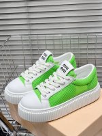 冲量价 23新款厚底小白鞋，近两年人气水涨船高的 了手袋和服装以外 小白鞋更是受到时尚博主的青睐。完美融合运动风和精致女人味。纯白的鞋鞋型偏瘦一点，脚显得更秀气