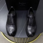出厂价： Berlut* 布鲁提 男士高端休闲鞋，官方最新发布走秀新款 进口牛皮材质 侧面图案高周波空压 内里进口小牛皮 纯橡胶轻底 轻便舒适 。Berlut*