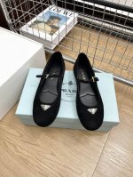 顶级版本代购级24B新款三角标玛丽珍单鞋 各路博主纷纷亮出 定制进口绵羊皮超级舒适柔软时髦得来又能唤醒夏日缤纷 一点都不挑人又可以搭配黄金搭配 无敌百搭 买就对