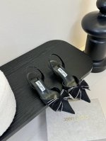 早春水晶钻扣凉鞋 拖鞋Jimmy Choo 周仰杰25春夏系列 重逢惊艳 优雅邂逅 碰撞之美 时尚国外博主同款街拍推荐 造型大胆别致 小羊皮鞋面 搭配钻扣 时髦