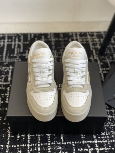代购级 Prada 25ss p家 25春夏厚底小白鞋 德训风格 麂皮和光面皮拼接撞色，细节感跟好 三角标点缀，简单高级！关键上脚超显腿长，轻松拉长腿部显腿！S