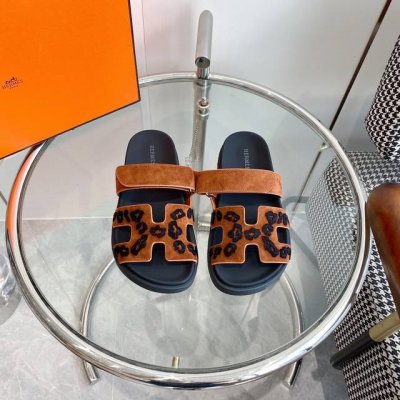 女 男 新色 Hermes 爱马仕h家chypre系列 魔术贴二舅拖鞋 顶级品质 鞋面：进口头层石头纹牛皮 手掌纹牛皮 渐变色牛皮 山羊皮 羊京 牛仔布 垫脚混
