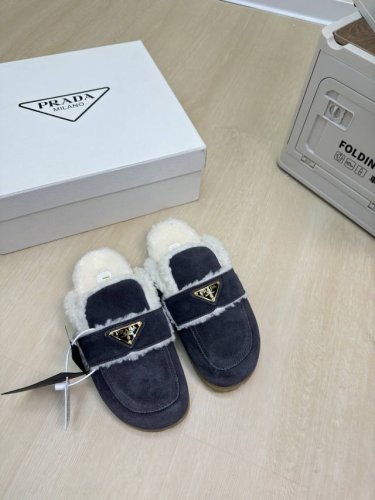乐福鞋毛拖 羊毛里 毛毛拖prada 简约设计 搭配三角标 Logo 的设计和简约的线条 很有格调 简单纯粹得色调 原版开模 舒适炸街 蓝色牛反绒皮 Logo