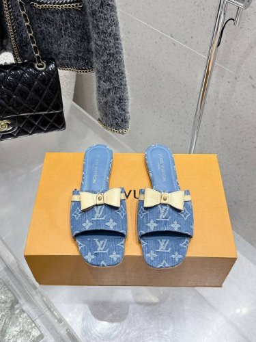 Louisvuitton 25 春夏新款 蝴蝶结跟矮跟凉拖鞋 很难不怀疑是不是借鉴了唐朝的唐三彩作为基础，创新成Lv经典标志Logo，采用彩色以及鞋面的大面积底