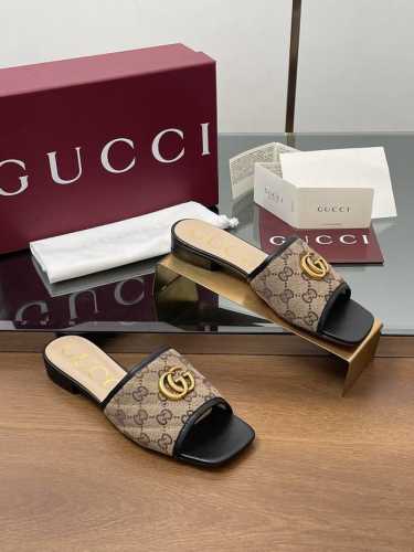 2025夏季新款新色凉拖鞋现货上新啦。 Gucci 高品质拖鞋 双G五金 5D立体双GG刺绣露趾凉鞋 拖鞋 跟高：1.0和2.5CM中跟，原版一比一！面料 ：进