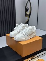 工厂直销 顶级版本 LV-路易威登-经典走秀新款空胶工艺 原版1：1开发复刻！！上脚非常舒适 奢侈用料，做工精细，中底印有欧洲制造英文字母鞋面由意大利进口小牛皮