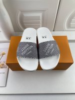 可以做高版本 LOUIS VUITON 路易威登情侣拖鞋，原版1.1订做，专柜经典款。鞋身高温附带logo，大底专柜附带logo ，任何细节都不错过 这款拖鞋专