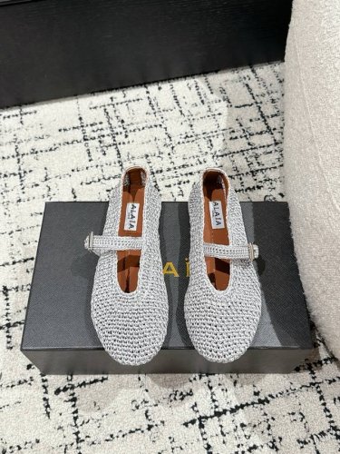 ALAIA 阿莱亚 25 春夏 最新 编织芭蕾舞鞋只忠于展现女性身体曲线的裁剪之王 始创于1979年的品牌Alaia 一直主售时装感十足的型格女鞋，巴黎时装界以