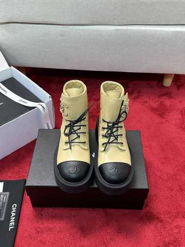 厂价 Chanel 24B经典款短靴又美又飒不磨脚 酷帅机车风短靴 超火爆 短靴人气王 标准性菱形电绣 金属双c扣 手工串皮条 三层组合大底香看着厚厚的跟却意外