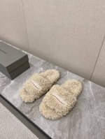 Balenciaga巴黎世家 新款情侣棉拖 可乐刺绣斜纹磨毛棉布面拖鞋 顶级版本超火巴黎世家毛拖 情侣尺码 时装博主与欧美明星大爱款 冬季必备款 时尚却不过分张