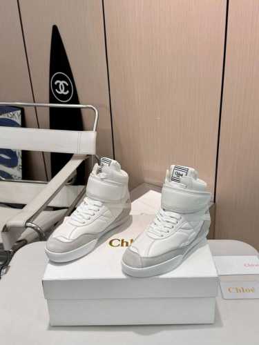全皮面 克洛伊高帮休闲鞋 时尚与品质并存 克洛伊一直秉持着对时尚与品质的极致追求，将自由随性的风格融入每一款设计，致力于为都市潮人打造独特舒适的鞋履体验。 他家