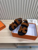 Hermes 爱马仕火到不行的情侣款二舅拖 金典凉鞋拖鞋,搭配各种彩色袜子，潮爆了！ 鞋面：进口牛皮 羊京皮 布面 掌纹皮内里：进口牛皮 羊皮大底：Tpu防滑耐