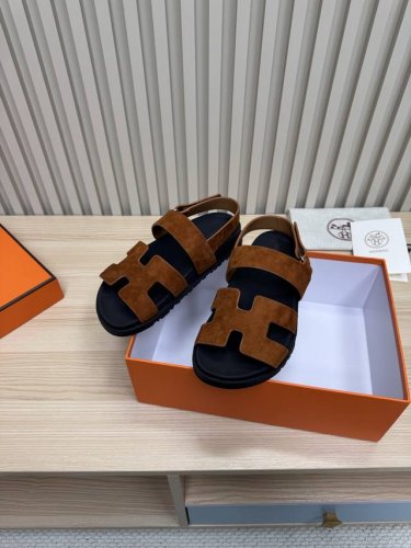 Hermes 爱马仕火到不行的情侣款二舅拖 金典凉鞋拖鞋,搭配各种彩色袜子，潮爆了！ 鞋面：进口牛皮 羊京皮 布面 掌纹皮内里：进口牛皮 羊皮大底：Tpu防滑耐