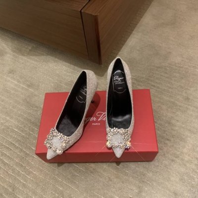 出厂：Rv Roger Vivier 雪花扣钻扣尖头高跟鞋 细跟单鞋跟高：平底、6.5Cm、8.5Cm码数：34-41