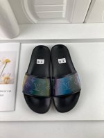 工厂价 LOUIS VUITON 路易威登情侣拖鞋，原版1.1订做，专柜经典款。鞋身高温附带logo，大底专柜附带logo ，任何细节都不错过 这款拖鞋专柜特别
