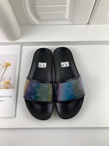 工厂价 LOUIS VUITON 路易威登情侣拖鞋，原版1.1订做，专柜经典款。鞋身高温附带logo，大底专柜附带logo ，任何细节都不错过 这款拖鞋专柜特别