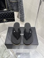 Chanel 香奈儿 25Ss 夏季新款 夹脚人字拖 海滩必备款 Chanel 2025香奈儿最新爆款 夏季夹脚拖鞋 百搭显脚瘦气质款，颜值爆棚的一款拖鞋，任意