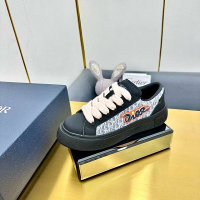 出厂价P360 b33低帮运动鞋 黑色哑光丝绸头层牛皮和 Oblque 印花鞋面 2025春季新款，全新演绎经典的网球鞋，时尚廓形突显厚重质感。采用黑色光滑丝绸