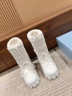 出 # 普拉达女士徽标尼龙华达呢雪地派对金属标齿轮厚底收缩系带羽绒雪地靴女 有轻奢的内蕴品质，颜色明柔和大气，自带温暖的腔调，材穿着舒服，爱不释手 高颜值高品质