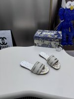 出厂： 新款迪奥miss Dior 系列平底拖鞋，经典上乘美艳力作 Dior专柜最火春夏系列 兼备气质 时尚 经典耐看的设计风格 上脚效果特别美！原版复刻制作！