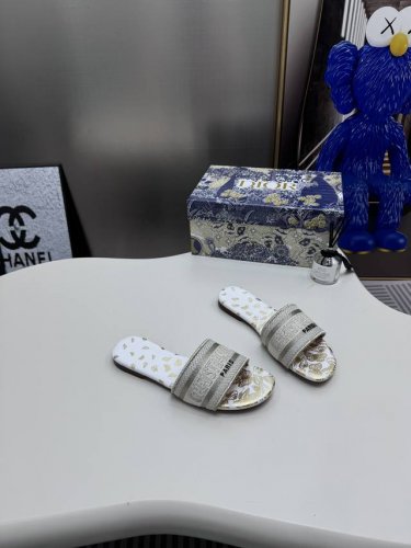 出厂： 新款迪奥miss Dior 系列平底拖鞋，经典上乘美艳力作 Dior专柜最火春夏系列 兼备气质 时尚 经典耐看的设计风格 上脚效果特别美！原版复刻制作！
