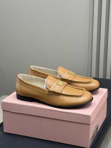 顶级品质P390 miu Ss25 New Arrival～ miu 25春夏软底软面驾车鞋新品 有点老钱低调的气质、时髦在线；关键脚感无敌舒适哈！进口小牛皮材