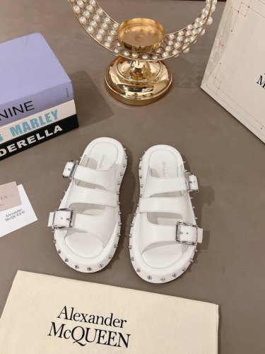 2025春新品麦昆 McQueen铆钉朋克风厚底凉鞋AIexanderMcQUEEN已认证。最高版本！ 意大利T台走秀，原版开模1:1复刻，小牛皮面搭配银色金属