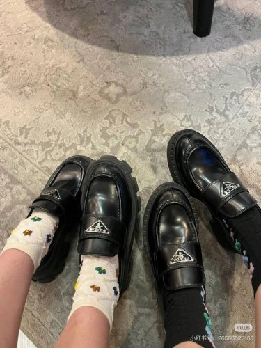 上脚效果图 普拉达prada 新三角扣厚底乐福鞋 超级耐看 耐穿 瘦腿神器 简约大气 矮子乐 经典三角扣加厚底 经典时尚不过时，跟高5.5Cm 材质：牛皮面，码