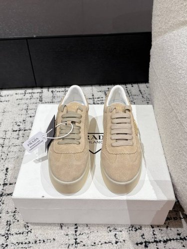 Prada 普拉达 25 最新Downtown Bold系列 厚底 三角标 休闲 小白鞋运动风设计搭配精致细节。采用穿孔皮革打造，个性的厚底呈现别具一格的现代风