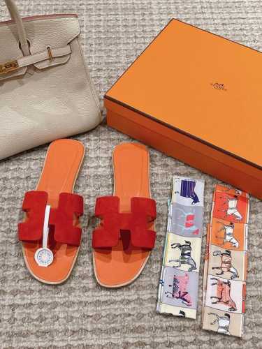 出厂价 Hermes 爱马仕h拖鞋oran凉鞋系列 时尚又百搭 超级舒服 每个细节都做到极致 原版麂皮 原版1:1独家私模鞋面 原版真皮沿条大底 包装 每对鞋均