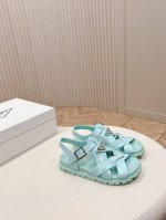 最新系列！Prada 普拉达2024春夏新款凉鞋 最新走秀系列，经典升级 舒适度与时髦度并存 每个颜色搭配都好看，设计搭配不同风格需求 鞋面：定制面料 内里: