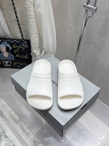 BALENCIAGE 巴黎世家 Pool Crocs 合作款厚底拖鞋胶拖原版1:1还原，单码单模，大小合适，舒适度满满，后跟和原版一致有码标，所有鞋面颗粒感，鞋