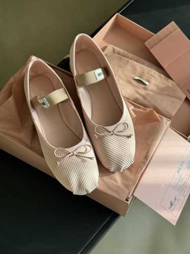 顶级品质 miumi u ss25 new arrival～miu家显嫩神器，穿起也太舒服了灯芯绒鞋面的质感都超好，很显可爱特别仙女♀羊皮内里 羊皮垫脚，意大利