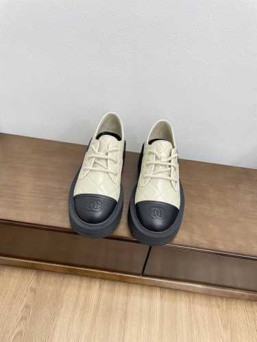 顶级版本chanel 24Ss 早秋 专柜新款厚底菱格系带单鞋 天花板顶级品质 这款靴子真的是小个子福星，厚底5Cma 更精致一点 菱格鞋面 鞋头的暗花logo